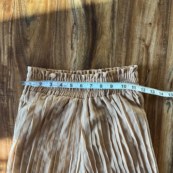 NWOT Pleated Tan Pants size XS - Picture 3 of 7